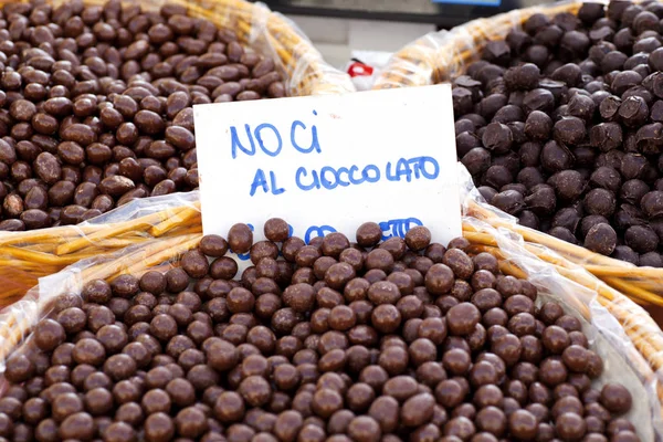 Pequenas Bolas Chocolate Uma Cesta Vime — Fotografia de Stock