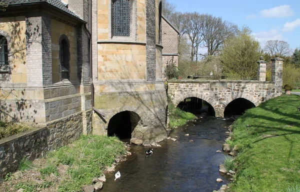 教堂后面的一条小溪 — 图库照片