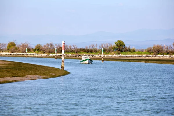 Eski Tekne Grado Gölü Talya — Stok fotoğraf