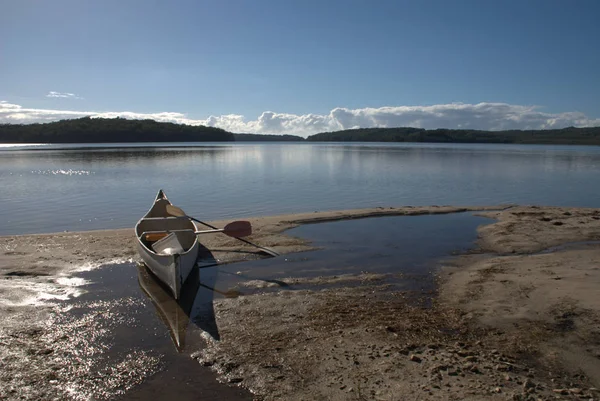 白色独木舟在冲撞澳大利亚 — 图库照片