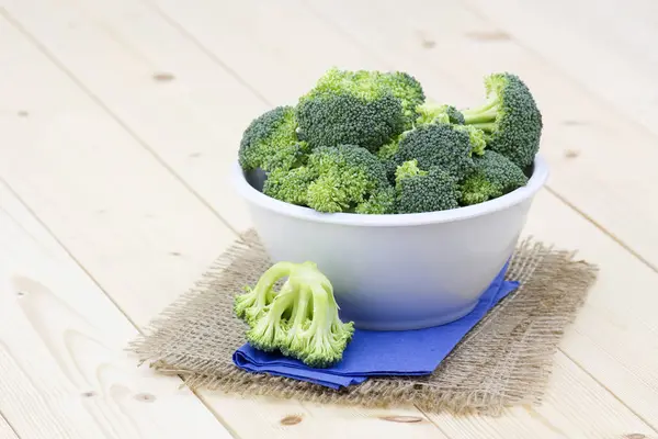 Broccoli Freschi Una Ciotola — Foto Stock
