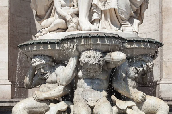 维珍那 奥尔伯汀娜前的雕像 内城有一个喷泉 — 图库照片