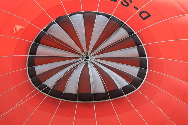 Extérieur Une Montgolfière Rouge Avec Cible Noire Blanche — Photo