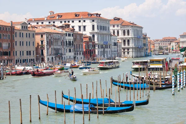 Gondolas Parkering Den Traditionella Venetianska Roddbåt — Stockfoto