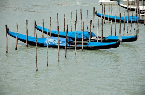 Gondeln Parken Traditionellen Venezianischen Ruderboot — Stockfoto