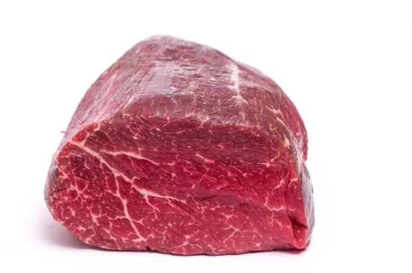 Daging Sapi Organik Mentah Hung Pada Latar Belakang Putih — Stok Foto