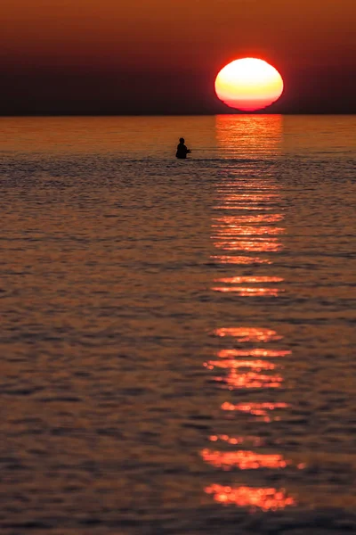 バルチック海岸の日没時の釣り人 — ストック写真