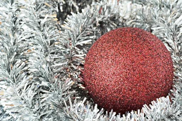 Rode Kerstboom Bal Zilveren Versieringen — Stockfoto