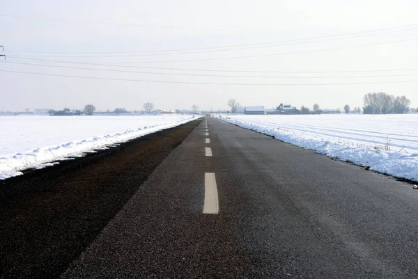 雪に覆われた農地景観のアスファルト — ストック写真