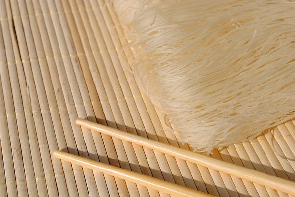 Aiguilles Riz Sur Tapis Table Bambou Avec Baguettes — Photo