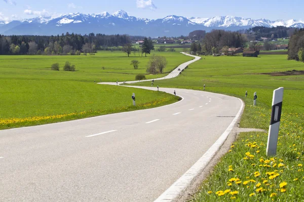 Snelweg Met Alpenblick Bavaria Het Voorjaar — Stockfoto