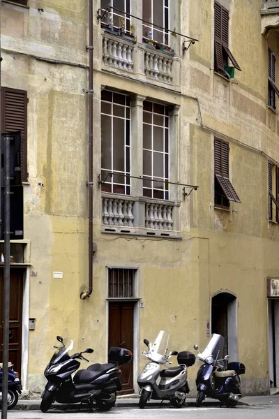 Vespas Vor Einem Haus Italien — Stockfoto