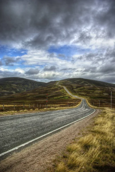 간선도로로는 Cairngorms 스코틀랜드 Ladder Hills 사진에서는 하늘로 이어지는 것처럼 보입니다 — 스톡 사진