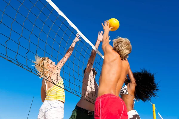 Amigos Jugando Voleibol Playa — Foto de Stock