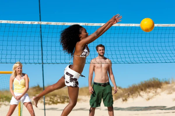 Freunde Spielen Beachvolleyball — Stockfoto