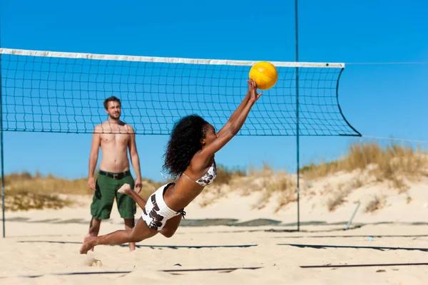 Freunde Spielen Beachvolleyball — Stockfoto