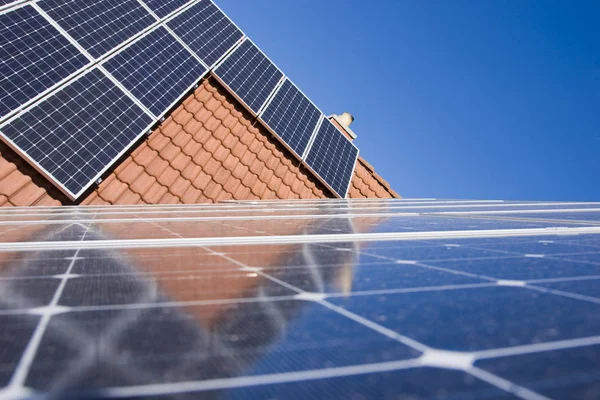 Paneles Solares Techo Una Casa —  Fotos de Stock