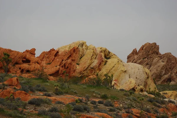 Färgglada Klippor Grå Himmel Nevada — Stockfoto