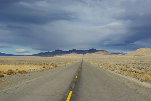 Carretera Solitaria Por Desierto Nevada — Foto de Stock