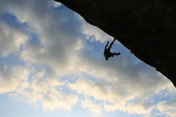 Hombre Trepando Acantilado Con Cielo — Foto de Stock