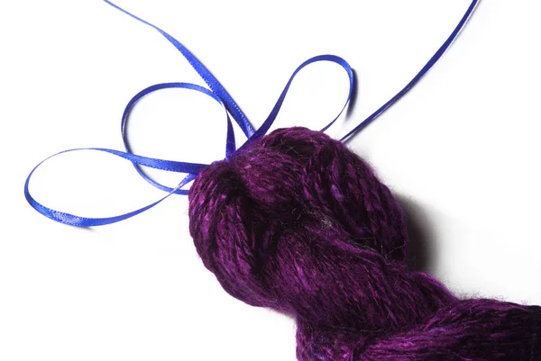 白に紫色の糸の手作りの束 — ストック写真