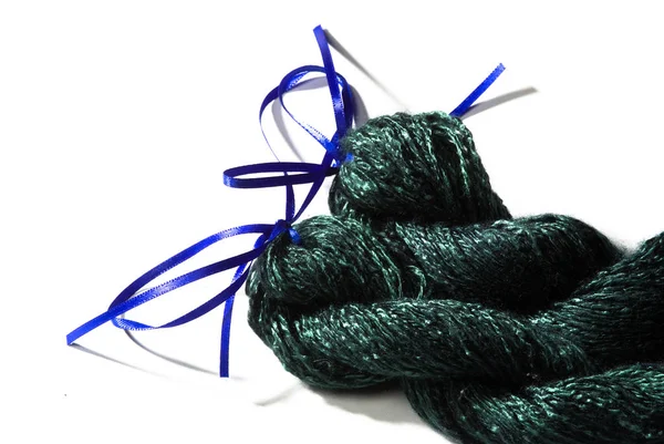 白に緑の糸の手作りの束 — ストック写真