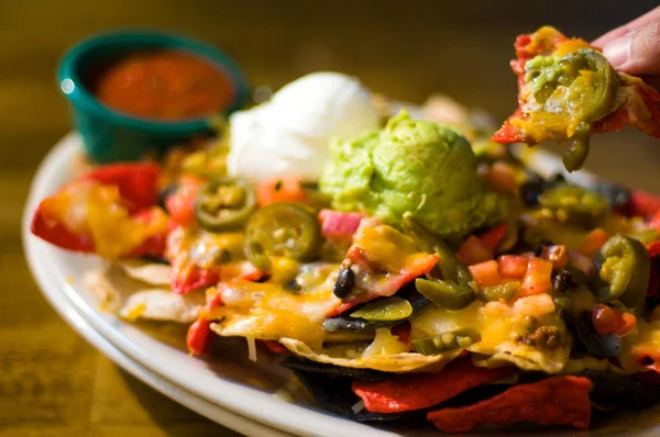 Nachos Sýrem Guacamolem Kyselou Smetanou — Stock fotografie