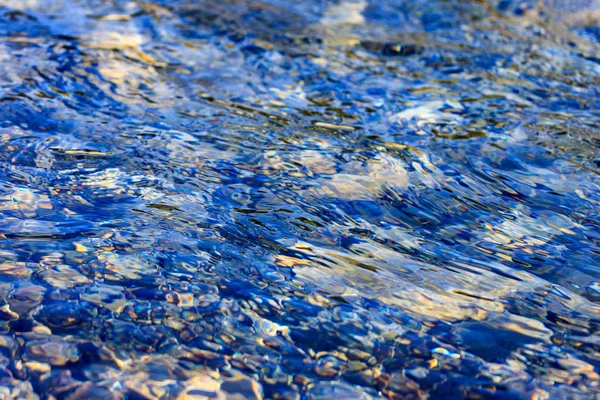 Suyun Altındaki Çakıl Taşları Dalgalar Yansıma — Stok fotoğraf