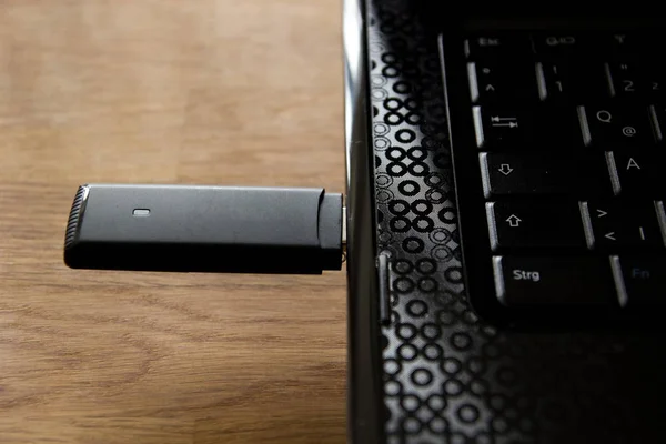 Usb Internet Stick Een Notebook — Stockfoto