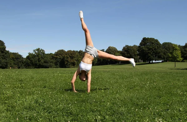 Kadınlar Parkta Spor Yapıyor — Stok fotoğraf