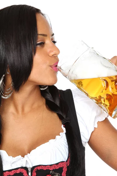 Vrouw Drinkt Bier — Stockfoto