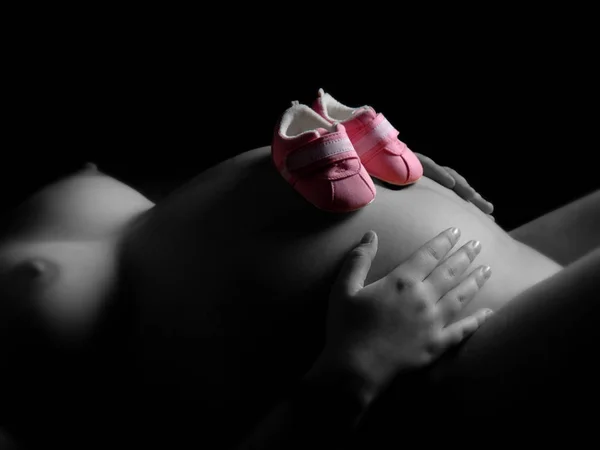 Zwangere Vrouw Met Baby Schoenen — Stockfoto