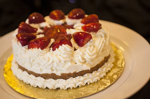 Gâteau Crème Fouettée Aux Fraises Sur Dessus — Photo