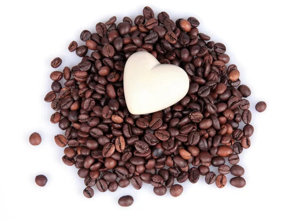 Κόκκους Καφέ Σχήμα Καρδιάς Λευκό Φόντο — Φωτογραφία Αρχείου