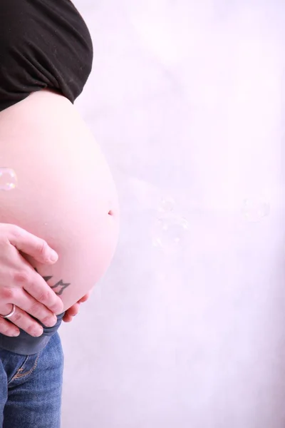 Mulher Grávida Segurando Uma Bola Bebê — Fotografia de Stock
