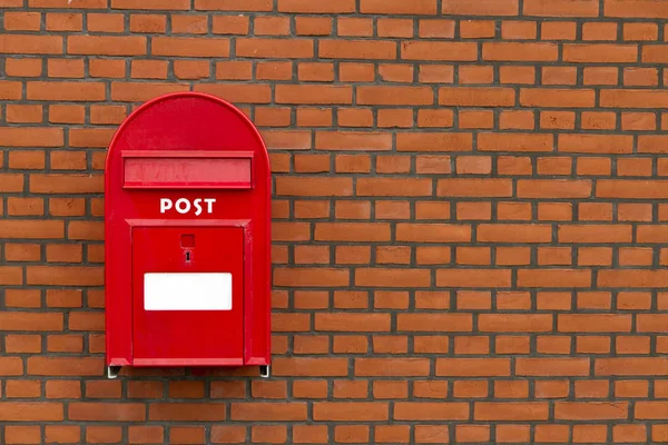 赤のメールボックス上の石の壁のウィットのコピースペースレンガ — ストック写真