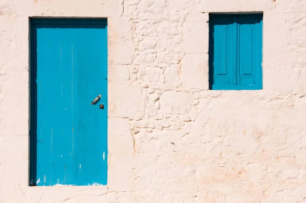 Grecka Ściana Domu Niebieskimi Drzwiami Oknem — Zdjęcie stockowe