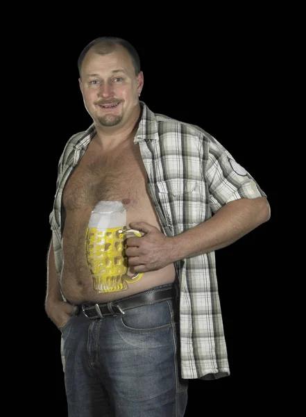 摄影棚中的一个男子的肖像 他的身体上有一个漆过的啤酒杯 背影是深色的 — 图库照片