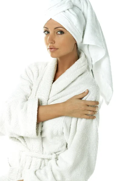 Retrato Mulher Morena Fresca Bonita Usando Toalha Branca Cabeça — Fotografia de Stock