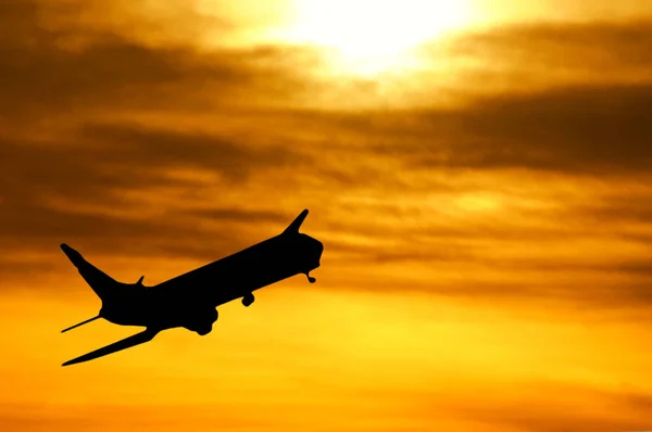 Silhueta Avião Descolar Pôr Sol — Fotografia de Stock