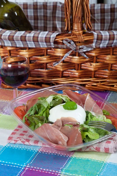 Deliciosa Salada Italiana Com Mozzarella Bufala Presunto — Fotografia de Stock