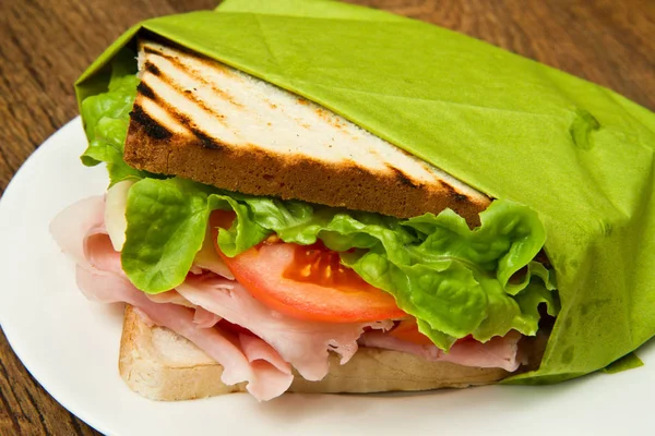 Sándwich Grande Con Jamón Queso Tomate Ensalada Sobre Pan Tostado —  Fotos de Stock