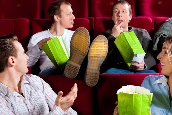 Menschen Kino Essen Popcorn — Stockfoto