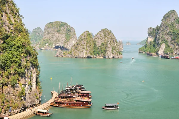 Kalksteinfelsen Halong Bucht — Stockfoto