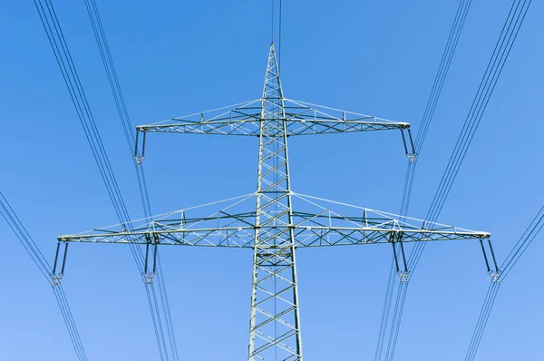 Słupek Wysokiego Napięcia Wieża Energetyczna Liniami Elektrycznymi Tle Błękitnego Nieba — Zdjęcie stockowe