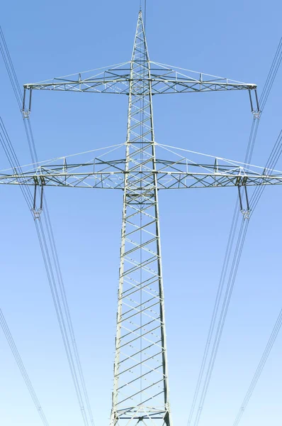Poste Alto Voltaje Pilón Electricidad Sobre Fondo Azul Del Cielo — Foto de Stock