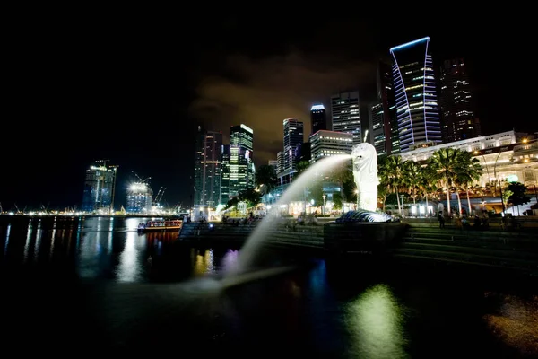 Kilátás Singapore Éjjel Merlion Előtérben — Stock Fotó