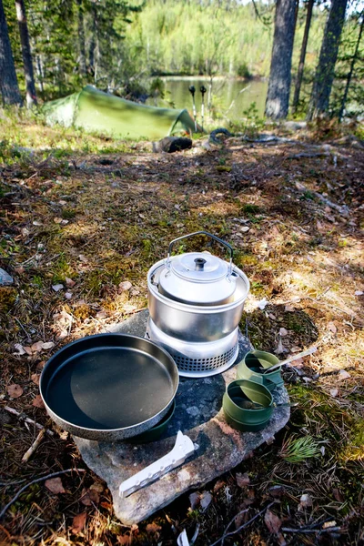 野营炉在大自然中搭建起来的野营炉 准备进餐 — 图库照片