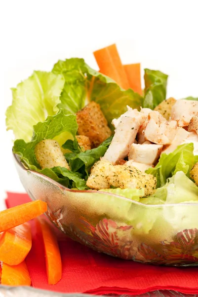 Eine Schüssel Chicken Caesar Salat Isoliert Auf Weiß — Stockfoto