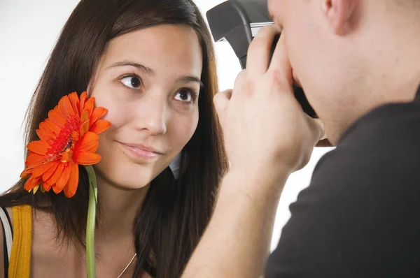 Riprese Studio Una Giovane Coppia Giovane Uomo Fotografie Con Fotocamera — Foto Stock